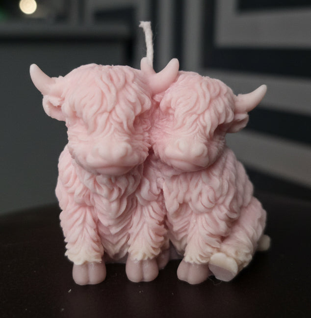 Snuggling Highland cow candle - Bum Bum Cream
